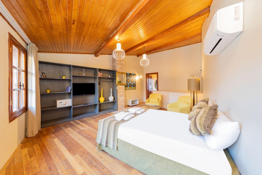 Mesmerizing Hotel Room Near Hadrian s Gate