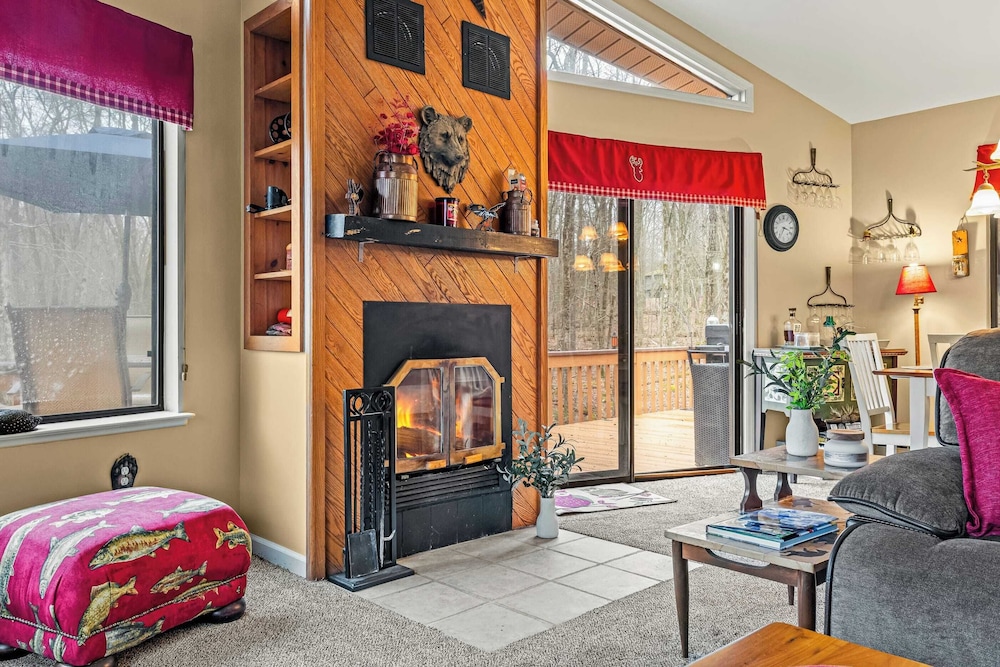 Atlas Point Lodge Sauna, Fireplaces, Kayaks, Lakes + Pet-friendly Yard