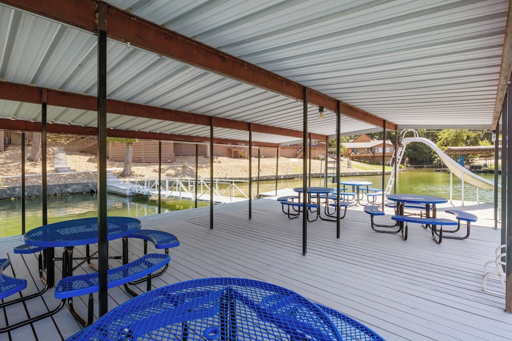 Our Cove Retreat - Perfect for Wave-free Swimming, Tanning & Prime Location Fun!