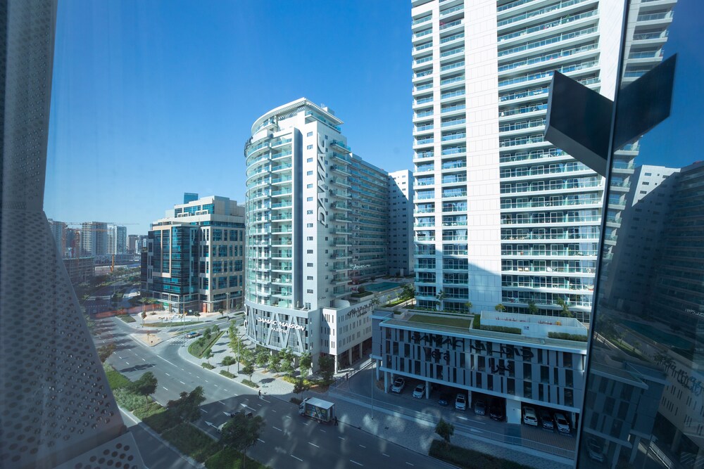 SIMPLY COMFORT Urban Chic Suites in J One Tower City & Canal Views