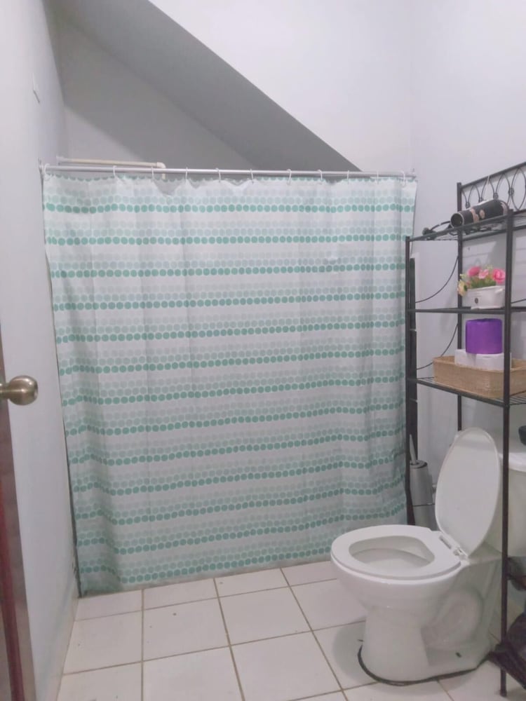 4 Bed House-sleeps 8-pet Friendly- Shared Garden view 5