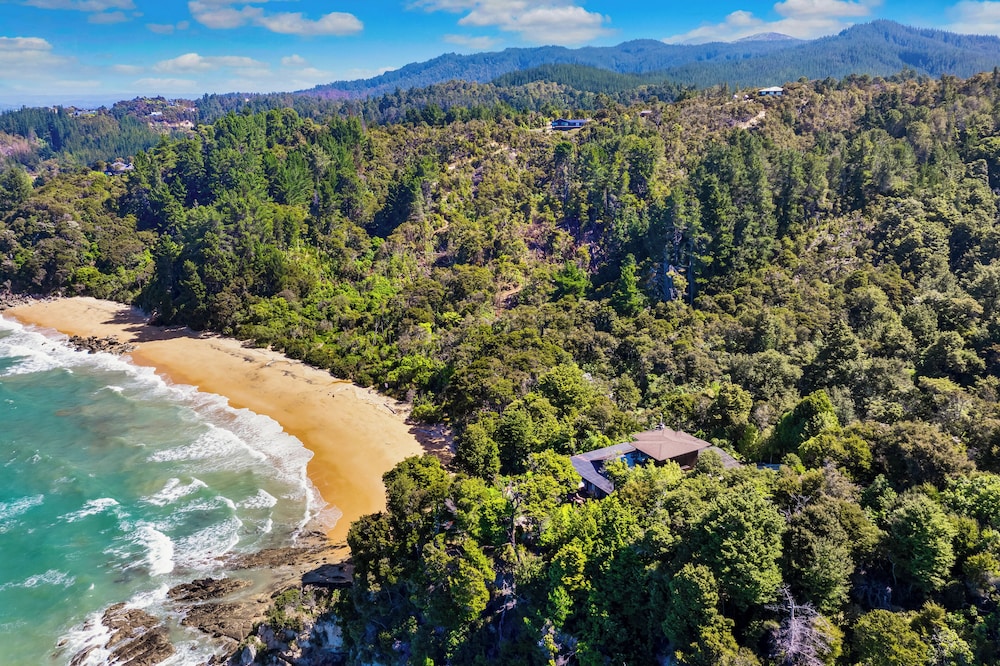 Cozy Suite - Ocean View & Private Beach