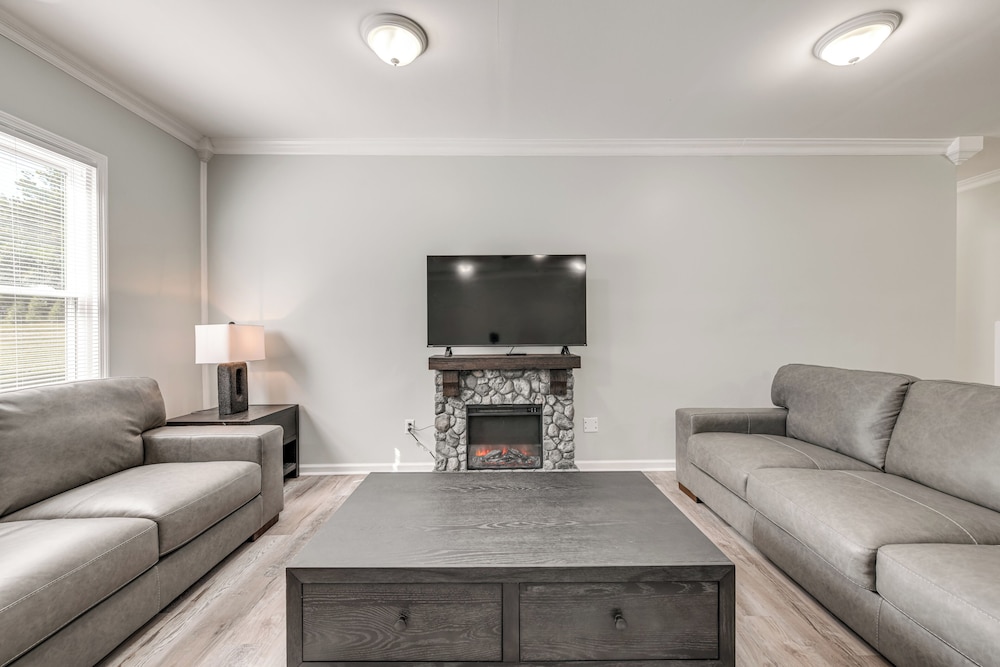 11 Mi to Fort Lee: 30-acre Retreat w/ Scenic Views