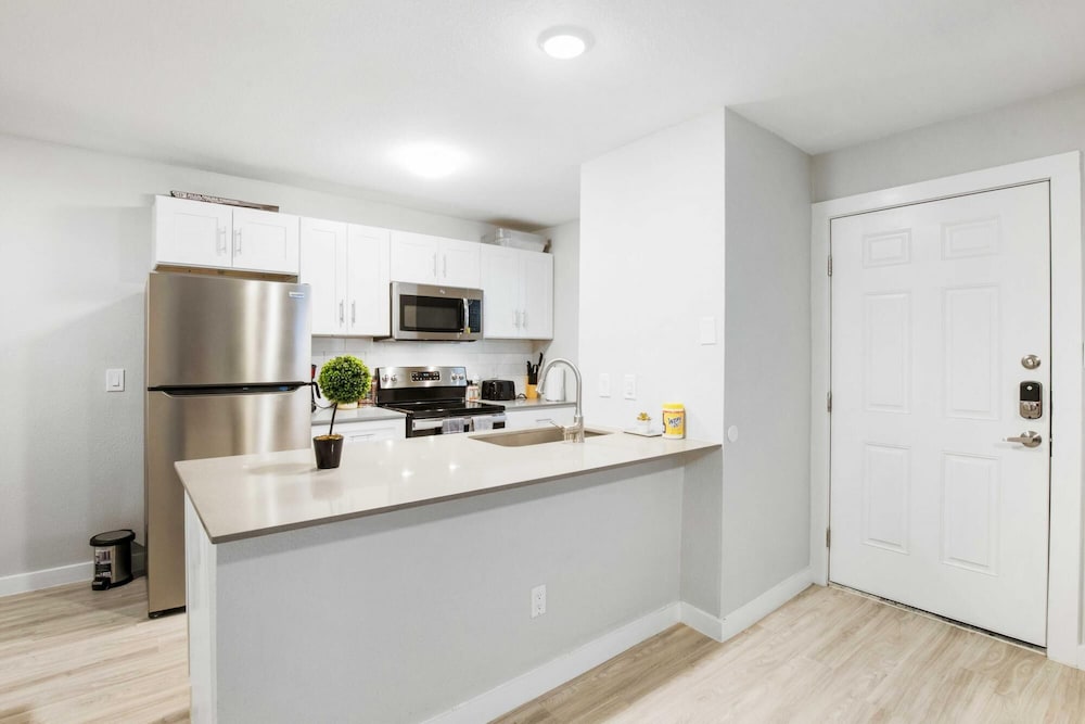 Cozy 2BR Near UT Hyde Park Evonify - Image 5