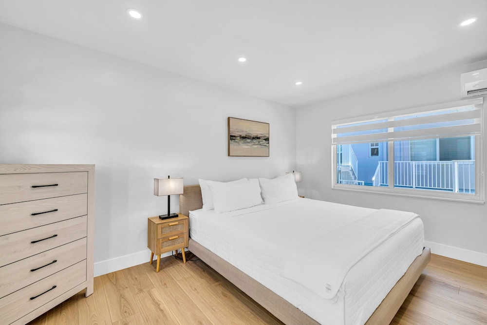 Beach Condo King Bed Lush Patio w BBQ Birch Key Eight