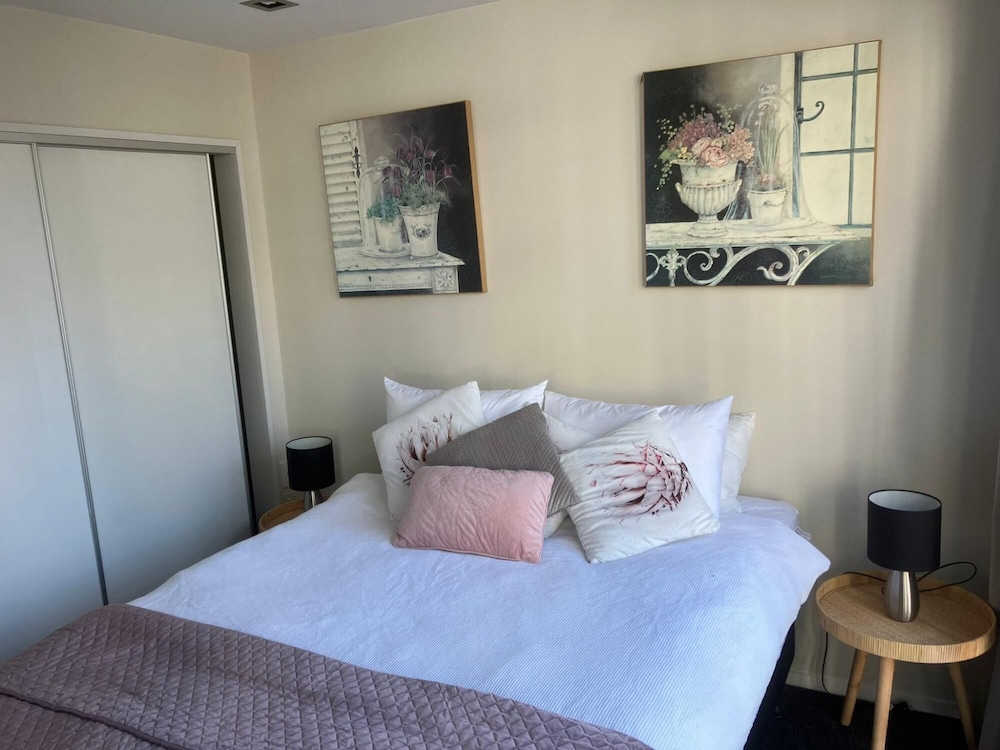 2 Bedroom Apt a few Steps to Queen St view 3