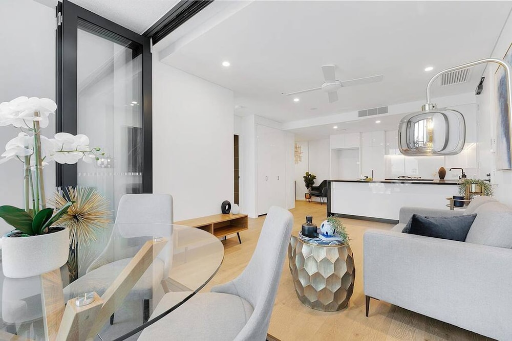 2BR Utopia Fortitude Valley Pool Rooftop King bed