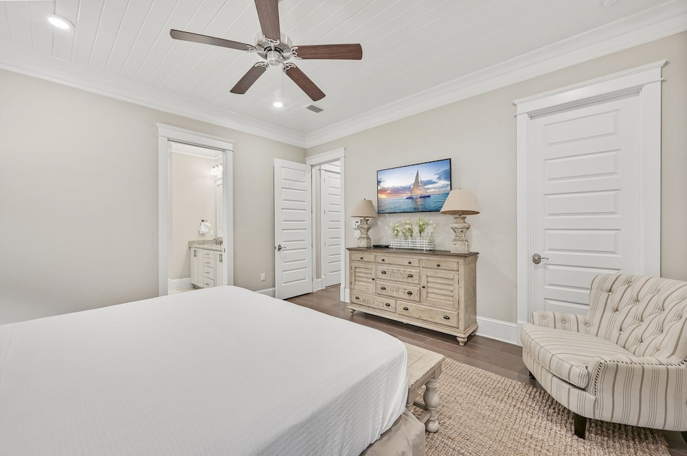 Barefoot Paradise by Avantstay Walk to Beach Pool Bikes