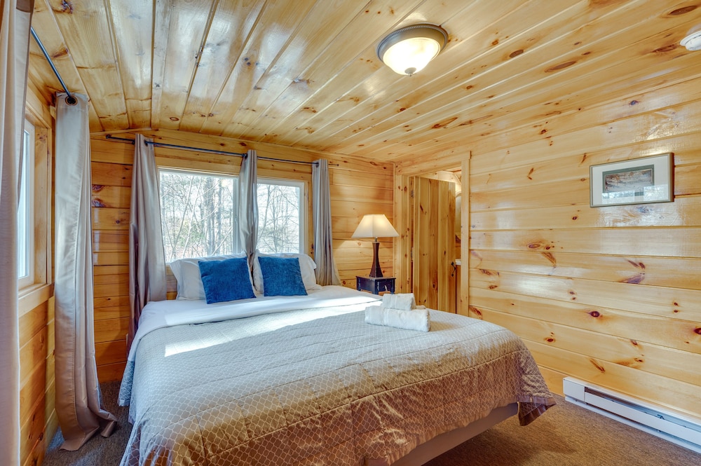 Cozy Laconia Cabin, Close to Winnipesaukee Pier!