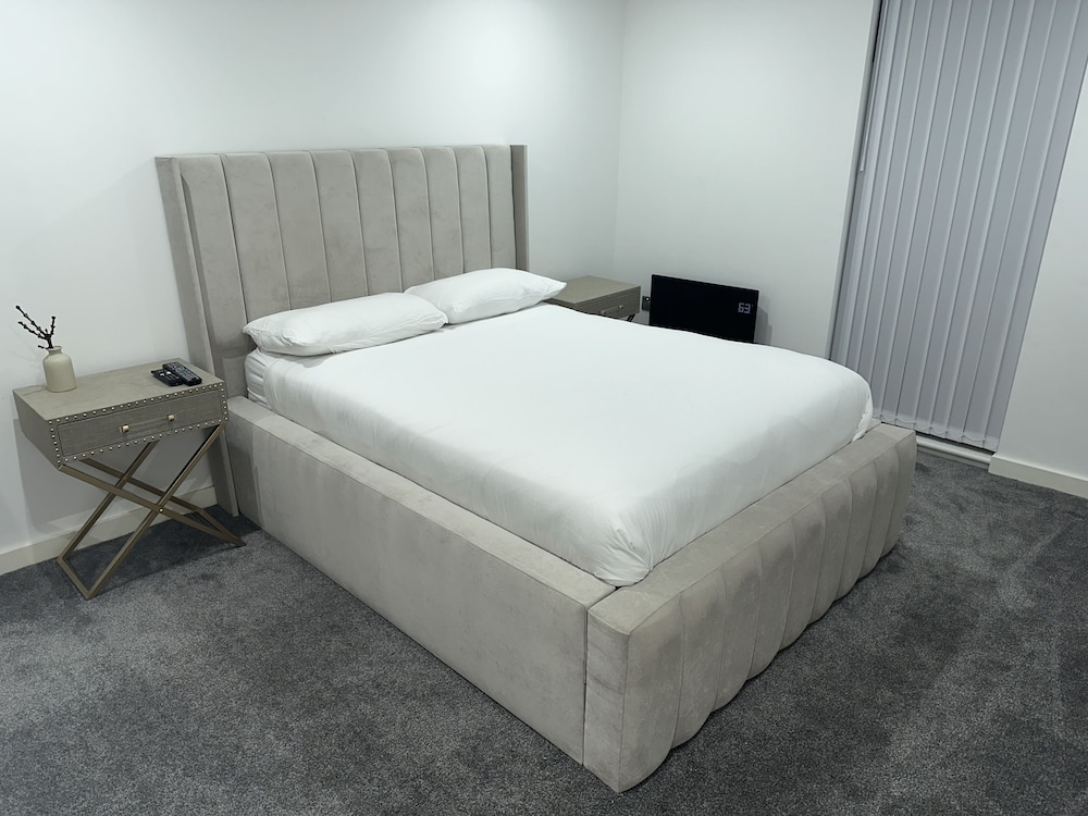 Immaculate 2-bed Apartment in Birmingham view 2