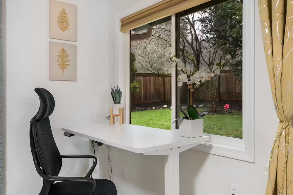 Comfortable Kirkland Home for Family & Remote Work