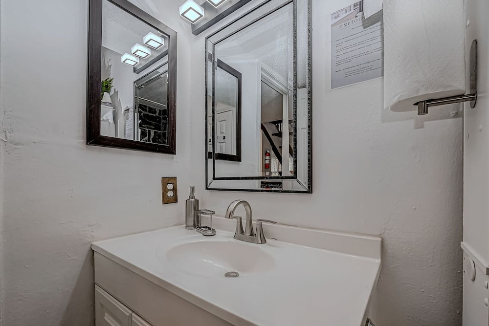Upscale 1BR Condo in Med Center
