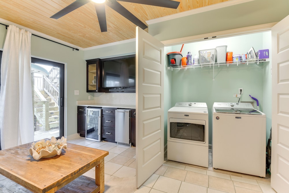 Boat, Fish & Walk to Beach: Waterfront Destin Gem!