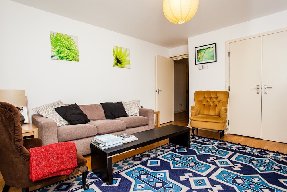 Charming Peaceful 2 Bed with Parking and Garden