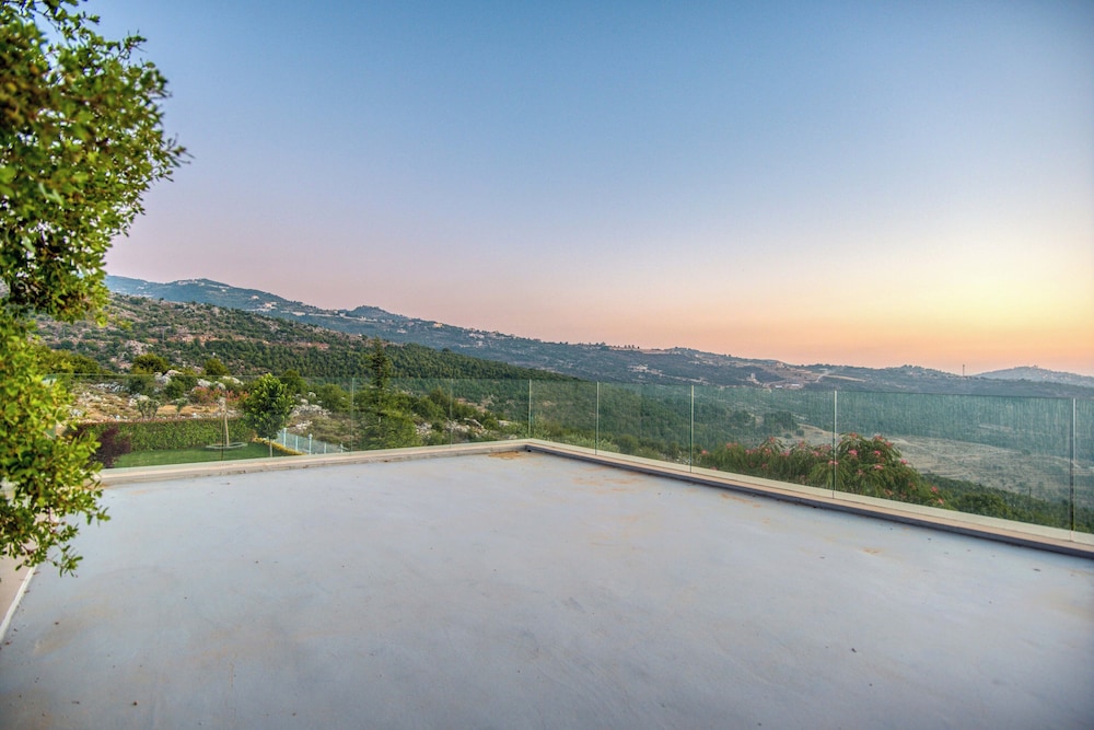 Red Oak House With Garden & Terrace in Assia, Batroun