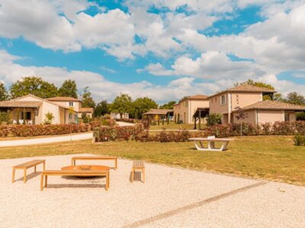 Spacious Villa With Large Garden en Vasles