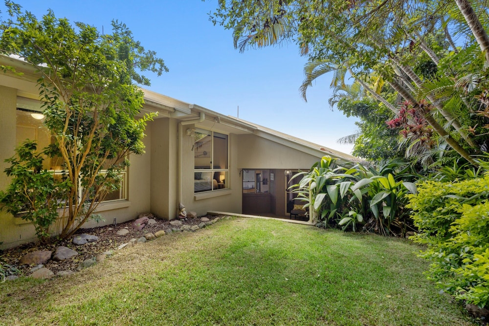 Spacious 4-bed Family Retreat With Pool