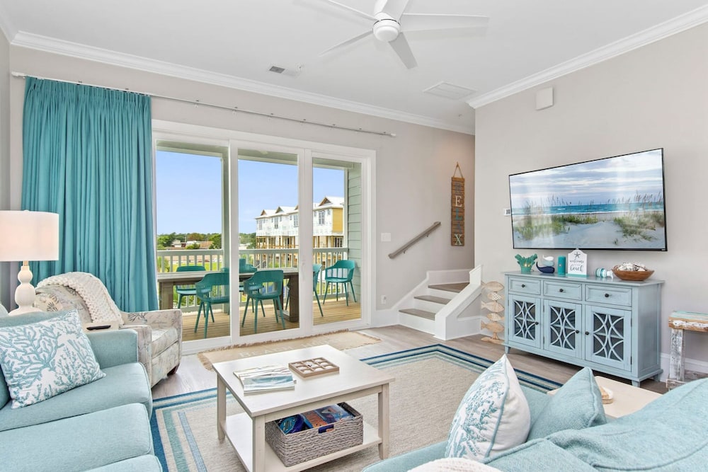 Luxury Beach Condo 5 Min Walk to Beach Shops