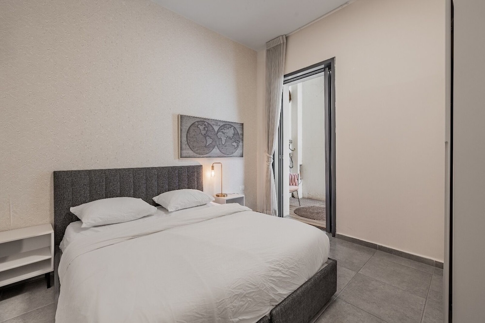 Allenby Spacious 6BR Home by Sea N' Rent