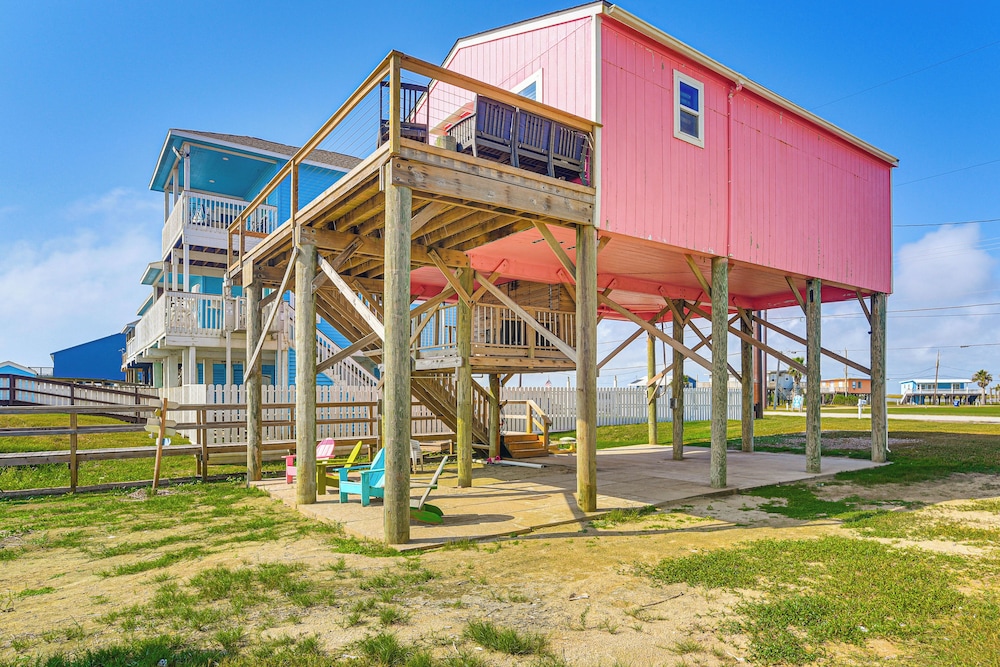 Beachfront Cottage w/ Boardwalk in Freeport