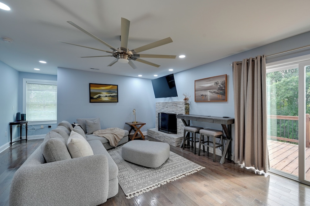 12 Mi to Downtown Winston-salem: Apt w/ Balcony!