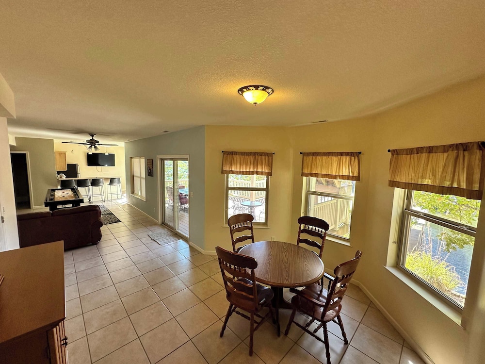 Lake It Easy - Waterfront Getaway With 7 Bedrooms!