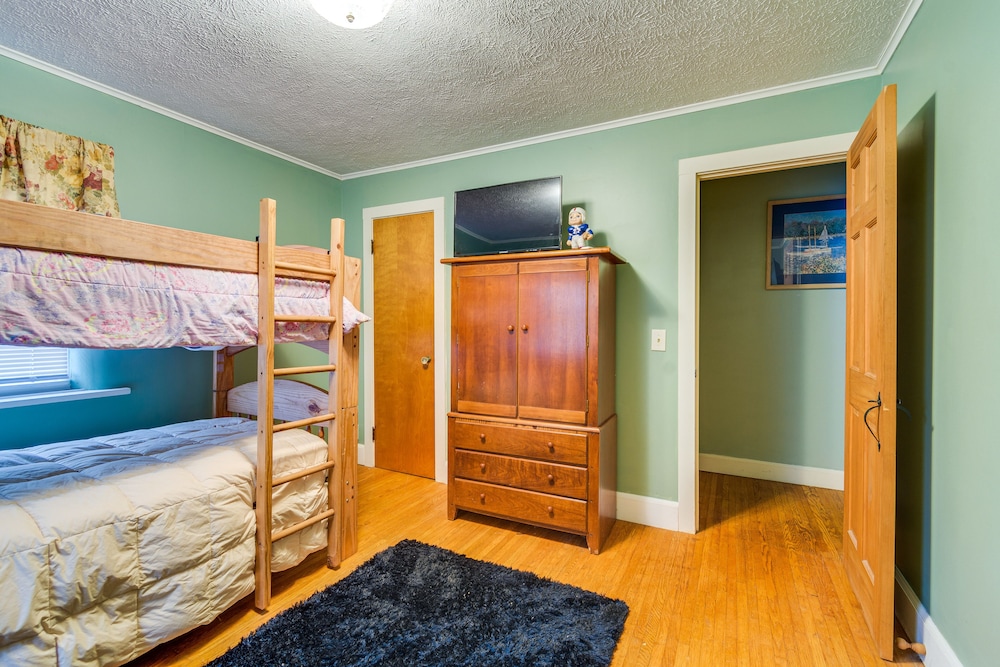 Sodus Point Vacation Rental: Steps to Lake Ontario view 3