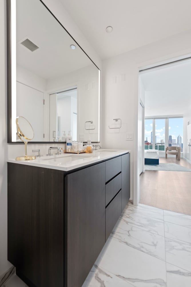 Sky-high Living Lake Views Elite Experience