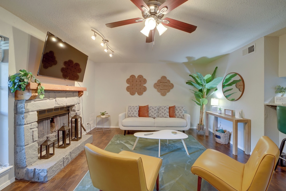 10 Mi to Dtwn Tulsa: Condo w/ Pool Access!