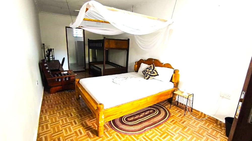 zanzllywood hotel and apartments