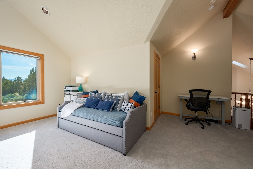 Family-Friendly Dara Oaks Home with Private Hot Tub and BBQ on the Deck by RedAwning