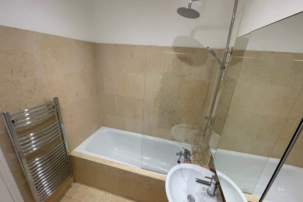 Spacious 1BD Flat - Next to Richmond Riverside! view 3