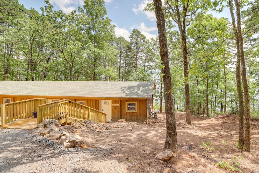 Edgemont Waterfront Cabin Rental w/ Beach Access! view 2