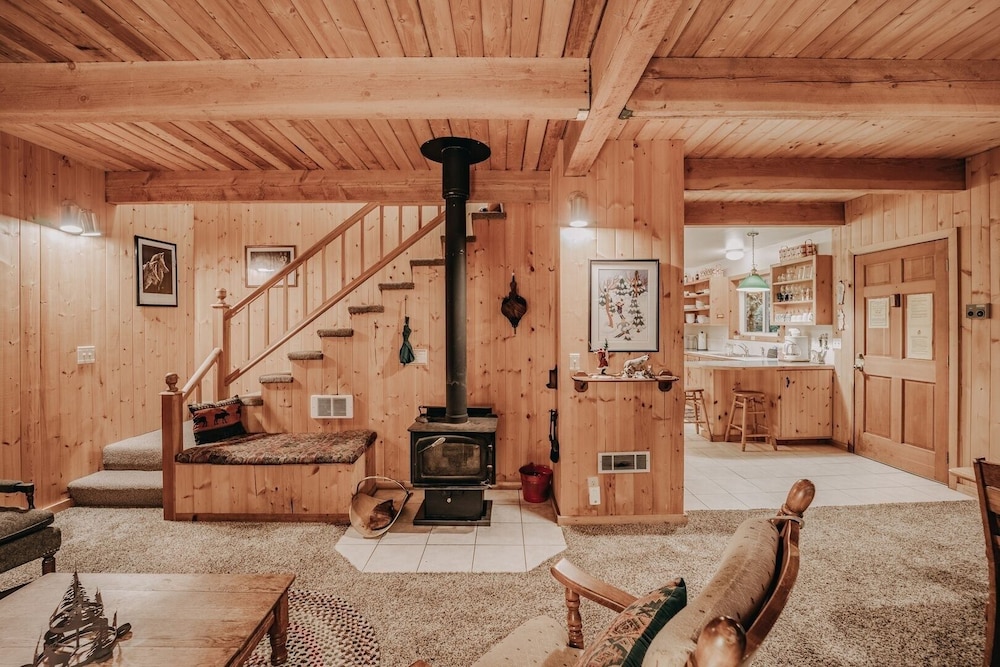32mbr - Bbq - Pets Ok - Wood Stove - Sleeps 7 3 Bedroom Home by RedAwning