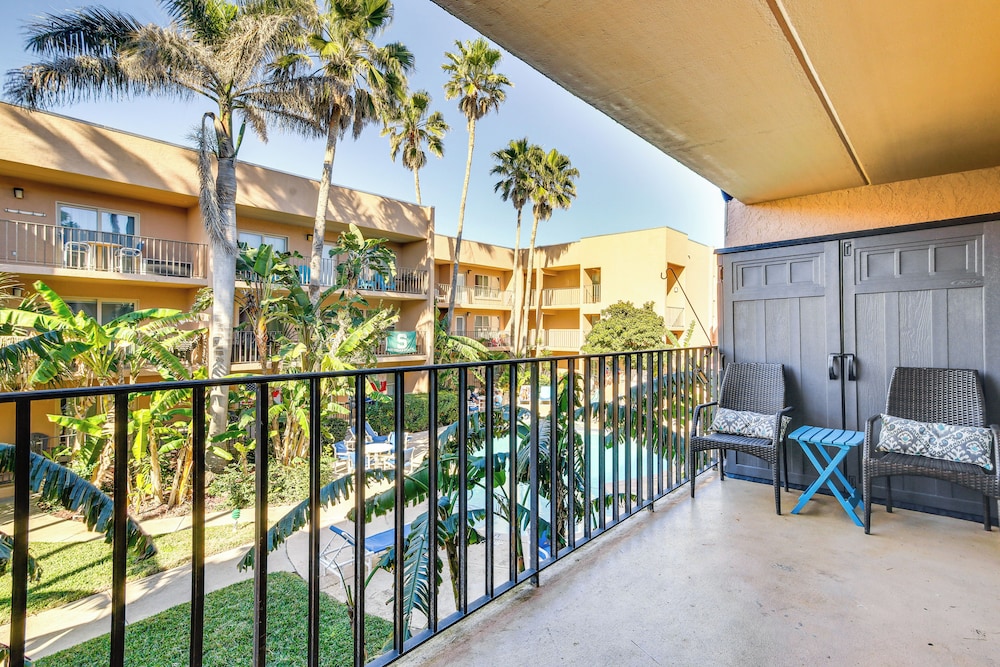 Walk to Beach: Condo w/ Pool Access in Texas!