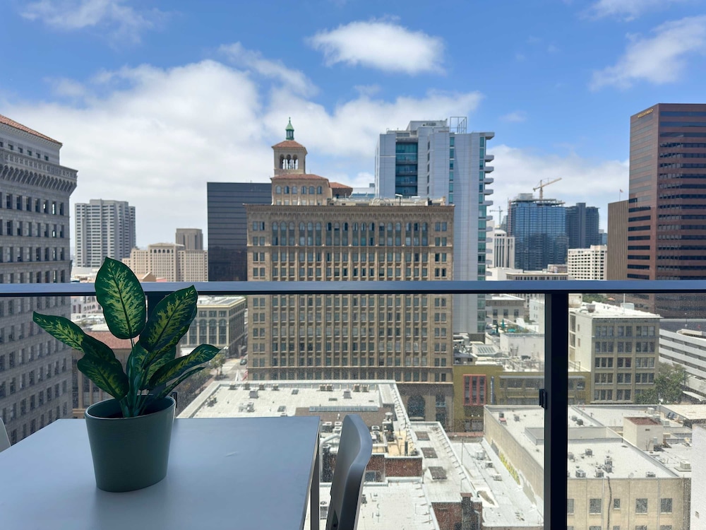NEW Upscale Downtown San Diego Stay Queen Bed Pool Sauna