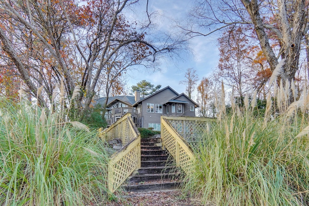 Spacious Lakefront Apt w/ Deck in Fayetteville!