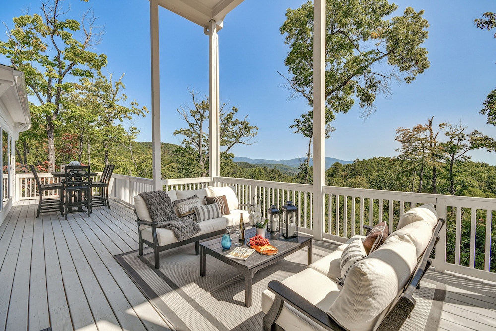 Luxe Black Mountain Manor on 15 Acres!