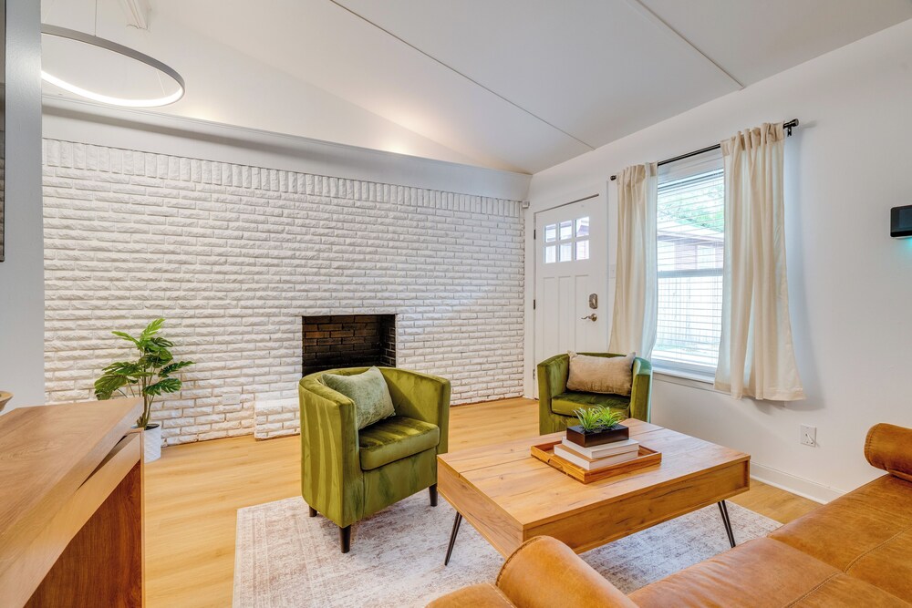 Walk to UT Austin! Charming Duplex w/ Game Room