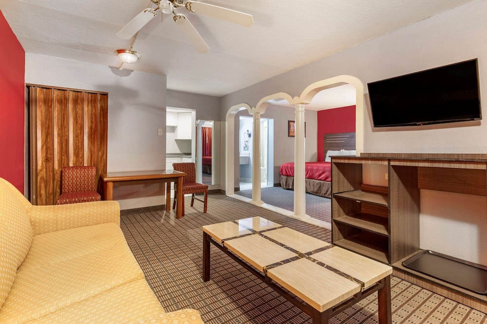 Wichita Falls Vacations - Econo Lodge Wichita Falls Downtown - Property Image 8