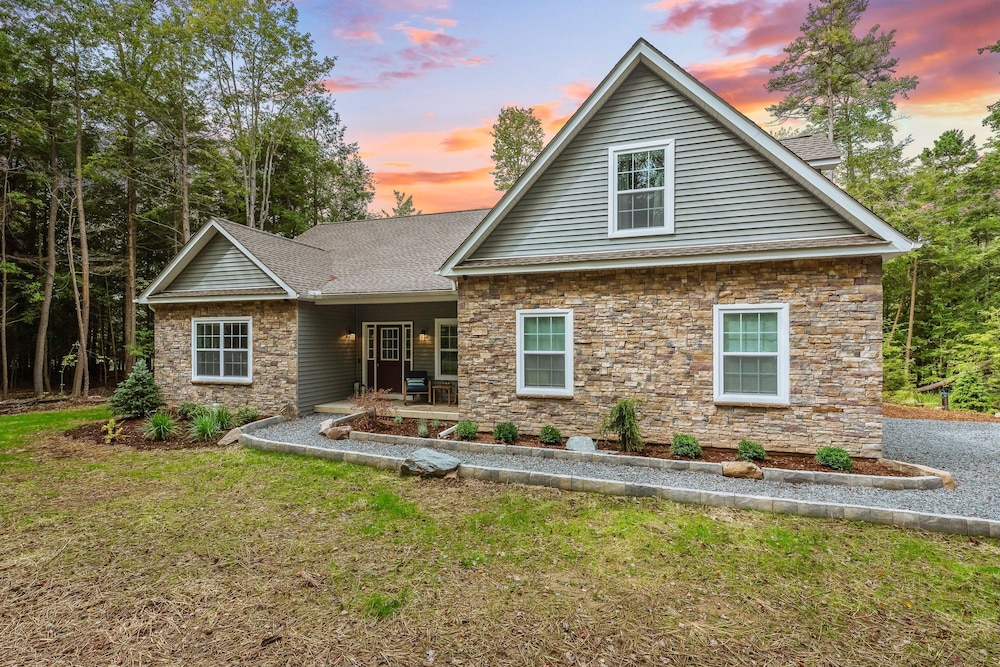 Luxuriously Lakeside by Avantstay Lakefront Retreat w Game Room