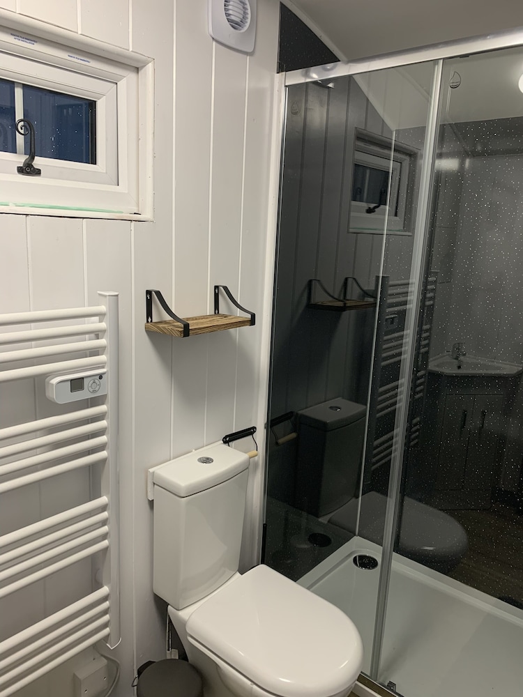 Charming Luxurious Rural Shepherds Hut view 2