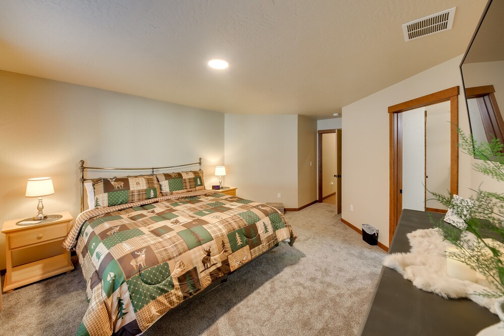 Pet-friendly Oldtown Retreat: Hot Tub  Kayaks! - Property Image 25