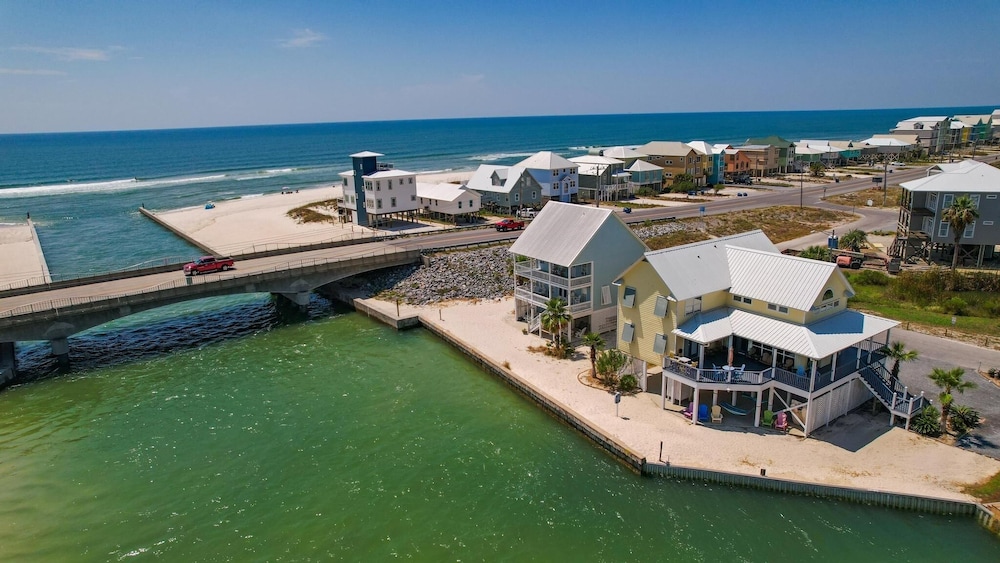 The Pelican 4 Bedroom Home by RedAwning