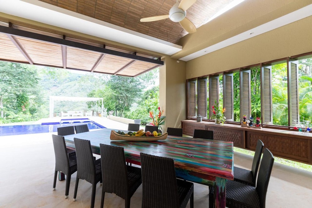 w Beautiful 4BR Villa at Mesa de Yeguas