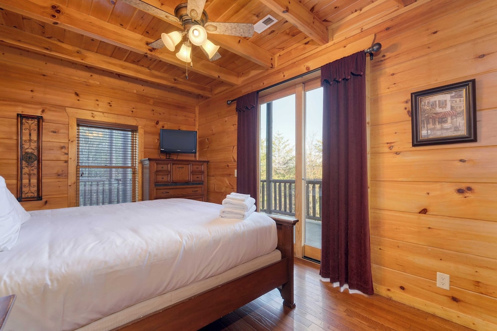 Luxury Cabin w/ Elevator, Theater & Hot Tub Near Dollywood Smoky Vista Lodge