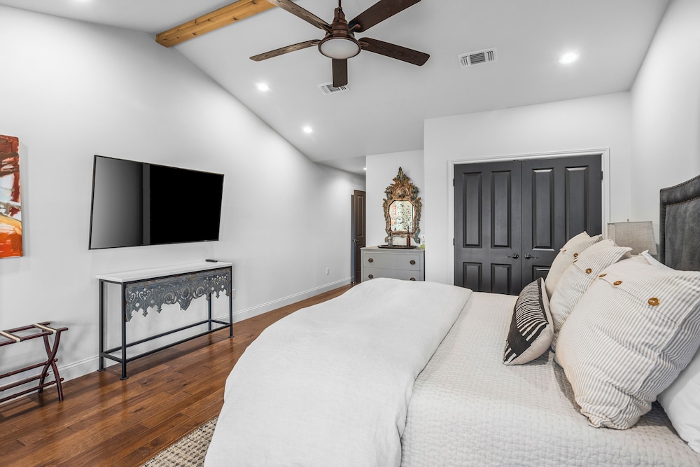 5BR Luxury Home w/ Pool & Wrap-around Porch
