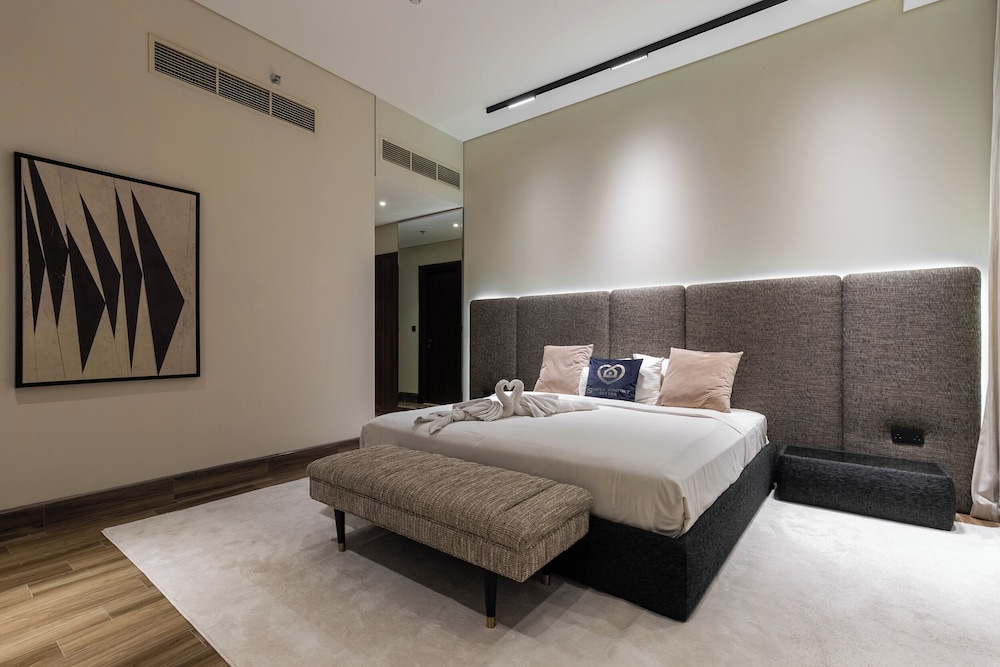 SIMPLY COMFORT Urban Chic Suites in J One Tower City & Canal Views