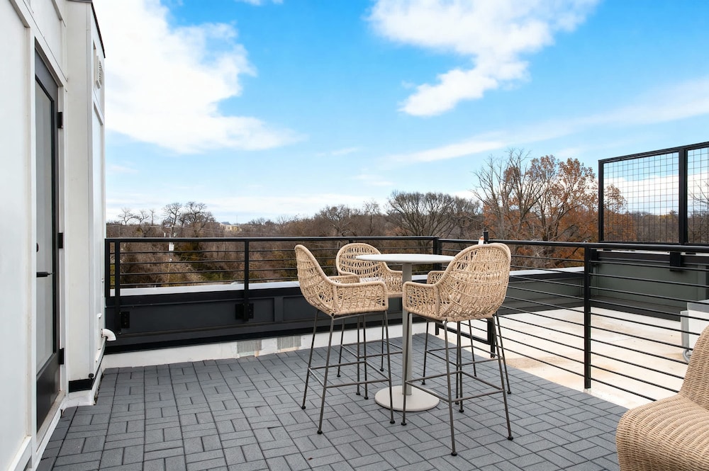 Nashville Escape With Skyline Deck and Hot Tub