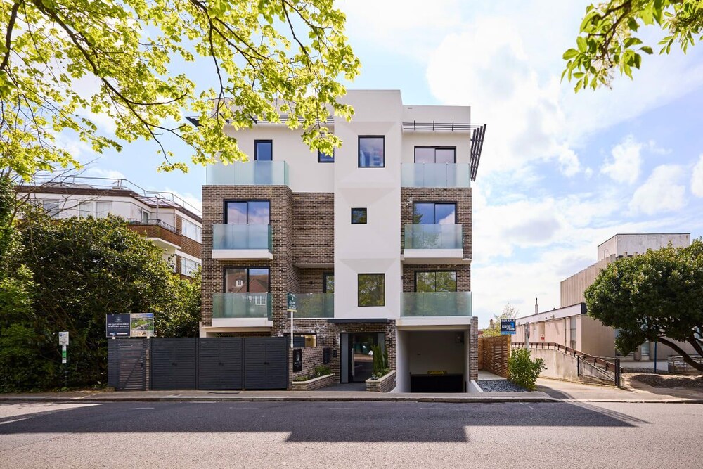 The Temple Fortune Crib - Lovely 3BDR House with Balcony